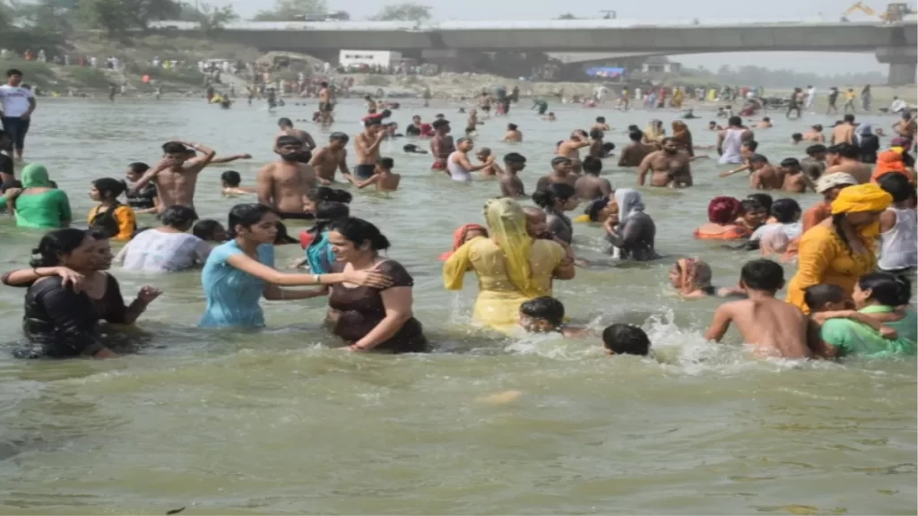 गंगा दशहरा के अवसर पर श्रद्धालु प्रदेश की पवित्र नदियों में तड़के से ही स्नान के लिए उमड़े