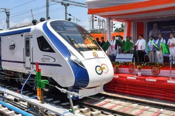 प्रधानमंत्री ने आज वीडियो कॉन्फ्रेंसिंग के माध्यम से गुवाहाटी में पूर्वोत्तर भारत की पहली वंदे भारत एक्सप्रेस ट्रेन को दिखाई हरी झंडी