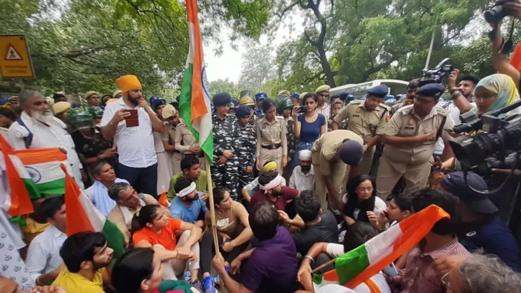 अब पहलवानों को जंतर-मंतर पर बैठने की इजाजत नहीं, 109 पहलवानों पर FIR