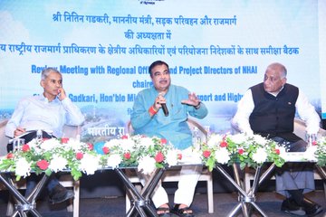 केंद्रीय सड़क परिवहन और राजमार्ग मंत्री नितिन गडकरी ने नई दिल्ली में एनएचएआई के अधिकारियों के साथ एक बैठक की , की अध्यक्षता