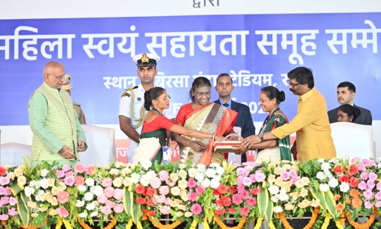केंद्रीय जनजातीय कार्य मंत्रालय द्वारा खूंटी में आयोजित महिला सम्मेलन में शामिल होकर राष्ट्रपति मुर्मू ने बढ़ाई कार्यक्रम की शोभा
