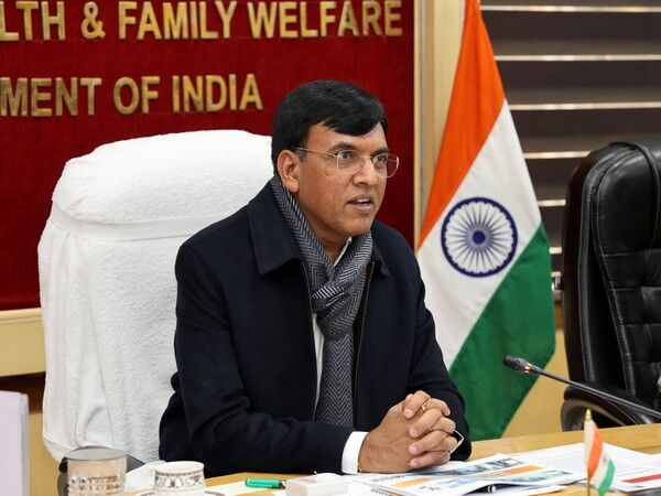 स्वास्थ्य मंत्री ने नई दिल्ली में स्वास्थ्य मंत्रालय के वरिष्ठ अधिकारियों के साथ अंगदान नीति की समीक्षा की