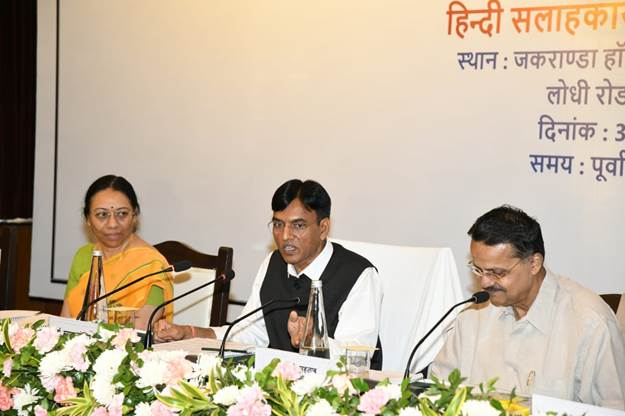 केंद्रीय रसायन और उर्वरक मंत्री डॉ मनसुख मांडविया ने आज दिल्ली में हिंदी सलाहकार समिति की बैठक की अध्यक्षता की