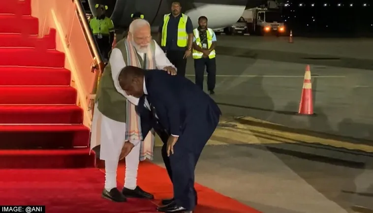 प्रधानमंत्री नरेंद्र मोदी ने पोर्ट मोर्सबी में पापुआ न्यू गिनी के प्रधानमंत्री जेम्स मारपे के साथ की बातचीत