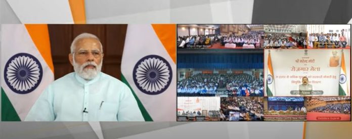 प्रधानमंत्री रोजगार मेले में सरकारी विभागों में नव-नियुक्तों को बाटे गये 71 हजार नियुक्ति-पत्र