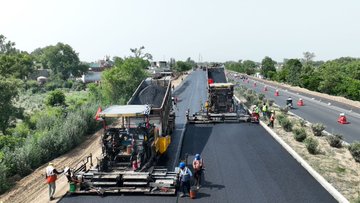 प्रधानमंत्री ने गाजियाबाद-अलीगढ़ एक्सप्रेसवे पर 100 लेन किलोमीटर की दूरी पर बिटुमिनस कंक्रीट बिछाए जाने की, की सराहना