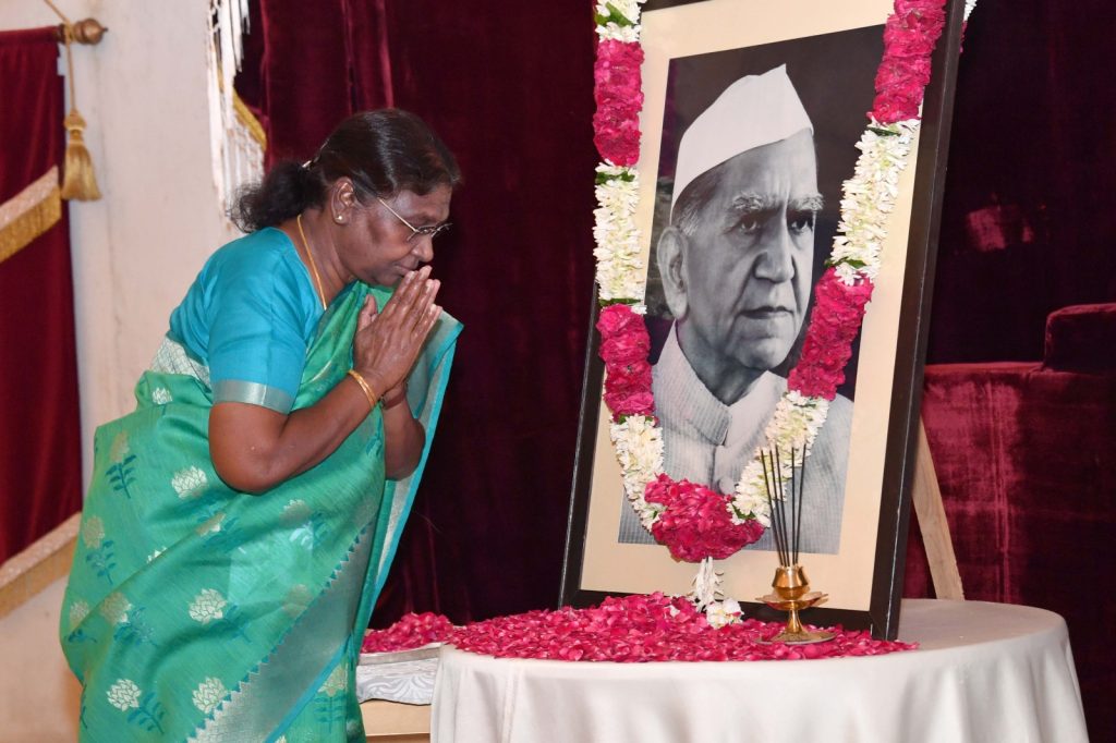 राष्ट्रपति ने फखरुद्दीन अली अहमद को उनकी जयंती पर की श्रद्धांजलि अर्पित