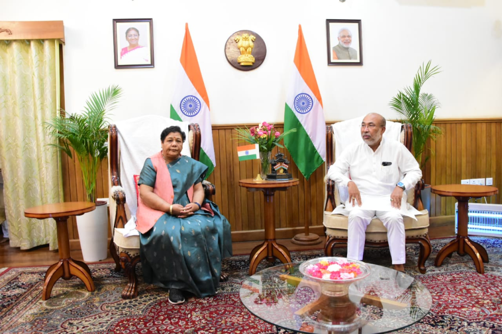 अनुसुईया उइके से शिक्षा विकास समिति मणिपुर के जनरल सेक्रेटरी डा.एम.चौरजीत सिंह की मुलाकात