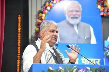 भूपेन्द्र यादव ने अभ्यर्थियों एवं कर्मियों को नियुक्ति प्रस्ताव पत्र एवं ई-श्रमिक कार्ड बांटे