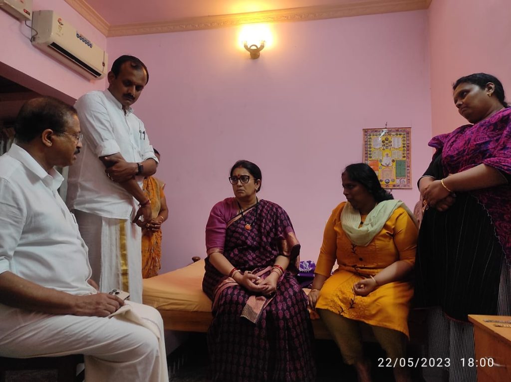 केंद्रीय मंत्री स्मृति ईरानी, वी मुरलीधरन ने दिवंगत डॉ. वंदना दास के आवास का दौरा किया, ढांढस बंधाया परिवार
