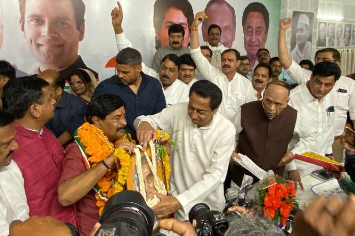 प्रदेश अध्यक्ष कमलनाथ की मौजूदगी में दीपक जोशी कांग्रेस में हुए शामिल