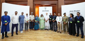 प्रधानमंत्री ने दिल्ली में राष्ट्रीय आधुनिक कला संग्रहालय में जन शक्ति कला प्रदर्शनी का दौरा किया