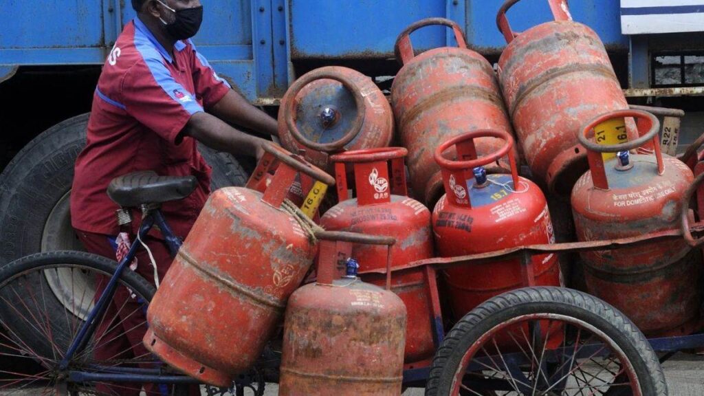 मई 2023 में एलपीजी दरें: 1 मई को होगी रसोई गैस कीमतों की समीक्षा, क्या घटेंगे दाम