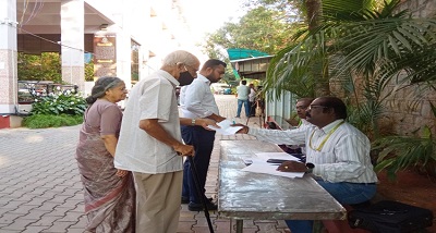 कर्नाटक विधानसभा चुनाव के लिए शांतिपूर्ण मतदान जारी, दोपहर तीन बजे तक 52 प्रतिशत से अधिक मतदान की खबर