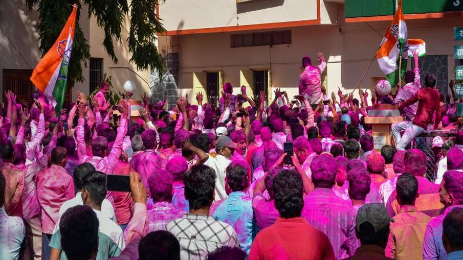कर्नाटक चुनाव: शुरुआती रुझानों में बीजेपी से कांग्रेस निकली आगे