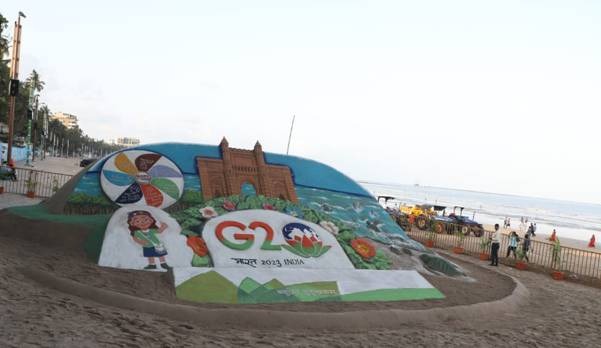 भूपेन्द्र यादव ने मुम्बई में जुहू समुद्र तट पर जी20 विशाल समुद्र तट स्वच्छता अभियान में लिया भाग