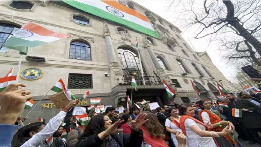 यूके के स्कूल धार्मिक शिक्षा में हिंदू धर्म को शामिल नहीं कर रहे: रिपोर्ट