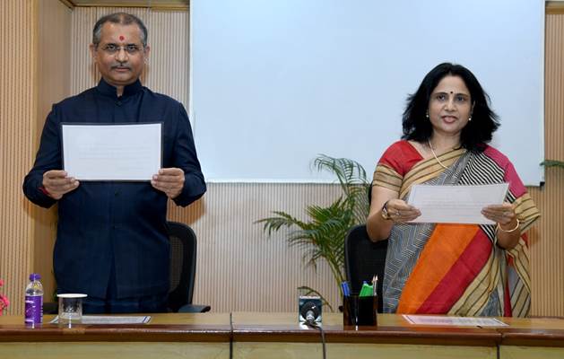 सुश्री सुमन शर्मा, आईआरएस ने संघ लोक सेवा आयोग के सदस्य के रूप में ली पद और गोपनीयता की शपथ