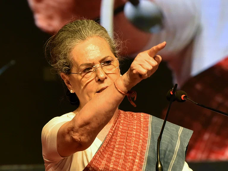 बीजेपी ने सोनिया गांधी के खिलाफ इलेक्शन कमीशन में दर्ज कराई शिकायत
