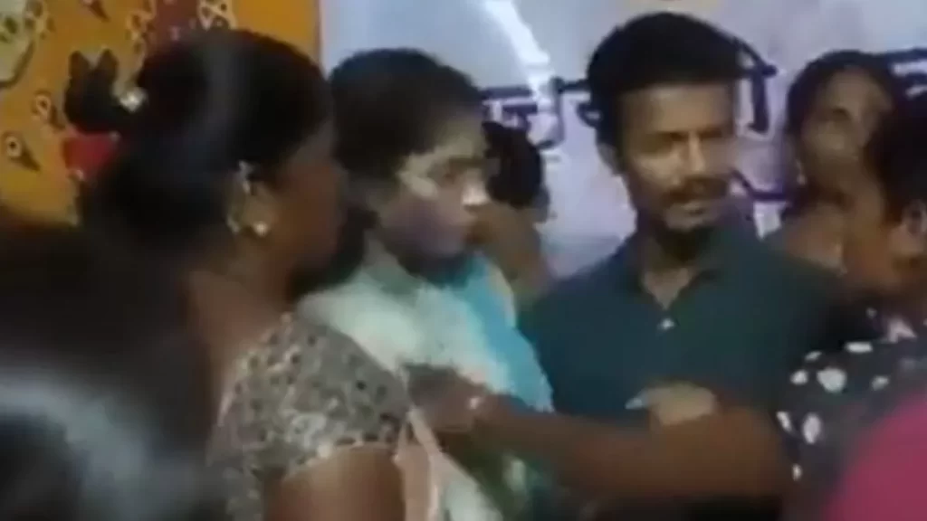 उद्धव ठाकरे की शिवसेना की महिला नेत्री पर हमला, बाल खींचे, स्याही फेंकी