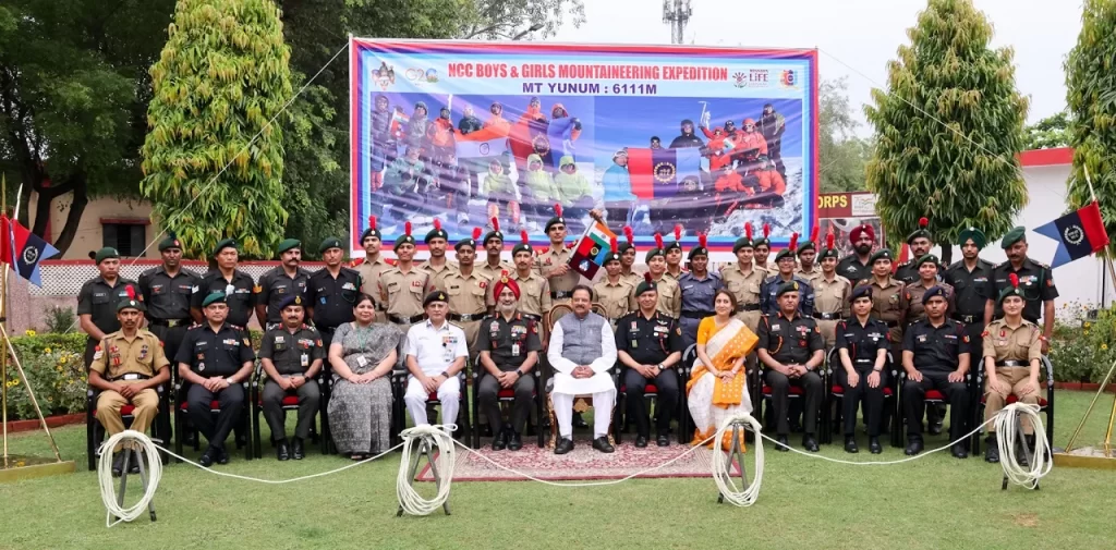 रक्षा राज्य मंत्री अजय भट्ट ने माउंट यूनम तक अखिल भारतीय राष्ट्रीय कैडेट कोर के लड़कों एवं लड़कियों के पर्वतारोहण अभियान- 2023 को हरी झंडी दिखाकर रवाना किया
