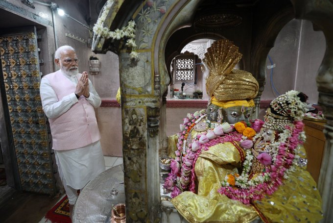 प्रधानमंत्री ने पुष्कर में की पूजा-अर्चना