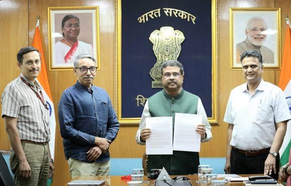 विनियम एक उद्देश्यपूर्ण तथा पारदर्शी तरीके से अनेक गुणवत्ता केंद्रित डीम्ड विश्वविद्यालयों के निर्माण की सुविधा प्रदान करेंगेः धर्मेंद्र प्रधानधर्मेंद्र प्रधान ने यूजीसी (समवत विश्वविद्यालय संस्थान) विनियम, 2023 किया जारी