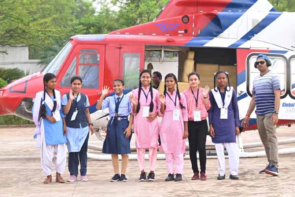 हौसलों की उड़ान से सपनों को मिला पंख, विशेष पिछड़ी जनजाति सहित 10 वी और 12वीं के 89 टॉपर बच्चों ने किया हेलीकॉप्टर ज्वायराइड