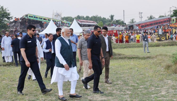 प्रधानमंत्री ने तुरंत राहत और बचाव कार्य में मदद के लिए ओडिशा सरकार, स्थानीय प्रशासन और स्थानीय लोगों, विशेष रूप से युवाओं के प्रयासों की , की सराहना