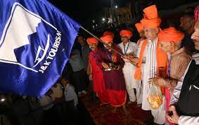 जयकारों के साथ जम्मू-कश्मीर के उपराज्यपाल ने जम्मू से वार्षिक अमरनाथ यात्रा के लिए तीर्थयात्रियों के पहले जत्थे को किया रवाना