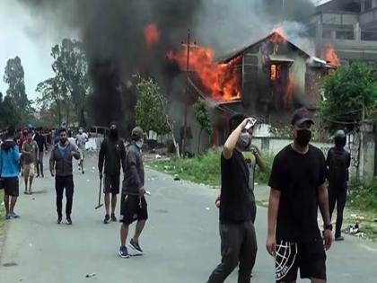 मणिपुर में नही रूक रही हिंसा , केंद्रीय मंत्री के घर में भीड़ ने लगाई आग, मौके पर पहुंचे दमकल कर्मी ने पाया आग पर काबू