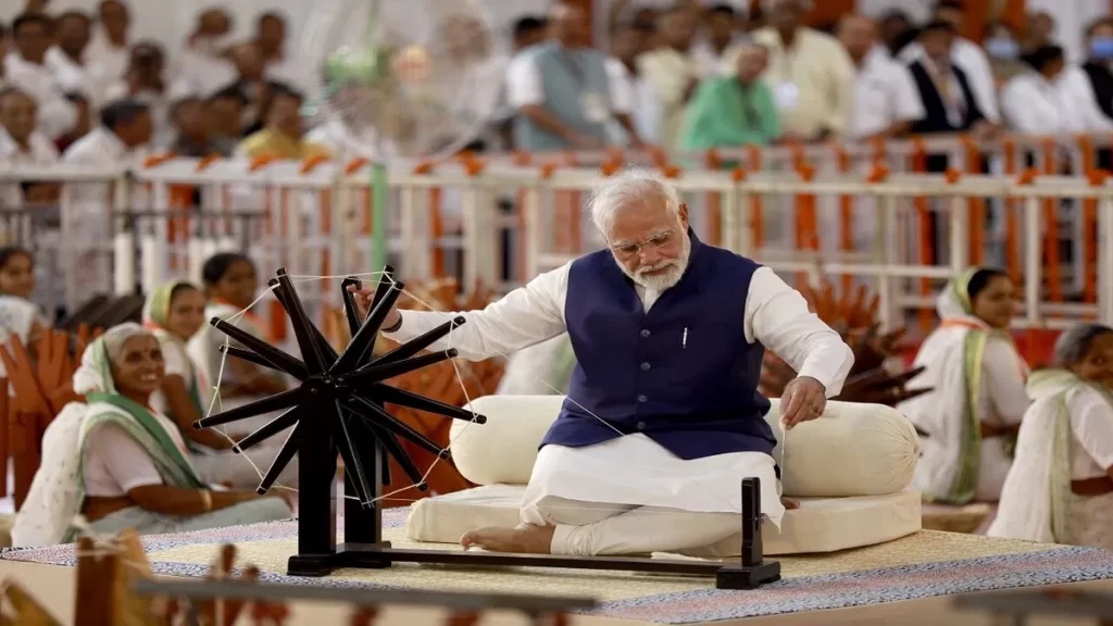 दुनिया के सामने भारत की बुलंद तस्वीर, खादी ग्रामोद्योग ने रचा इतिहास, 9 साल में बिक्री में 332 फीसदी की वृद्धि