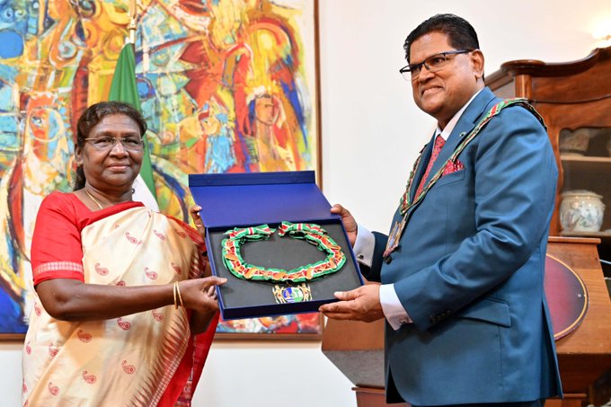प्रधानमंत्री ने राष्ट्रपति द्रौपदी मुर्मू को सूरीनाम के सर्वोच्च नागरिक पुरस्कार से सम्मानित होने पर दी बधाई