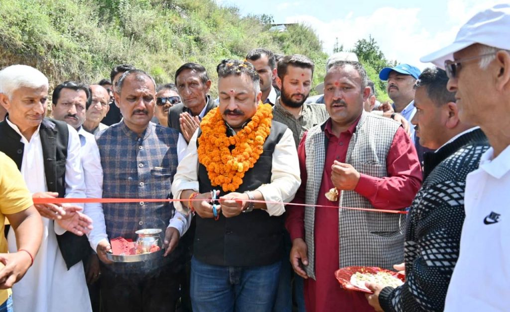 शिक्षा मंत्री ने किया संपर्क मार्ग धापली कैंची से सैंज खड्ड का लोकार्पण
