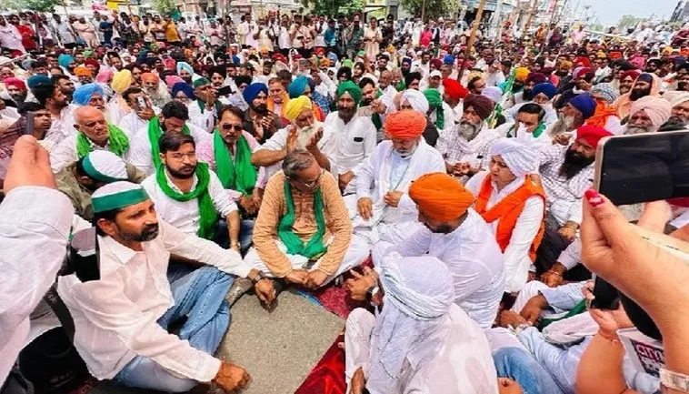 किसानों ने MSP की मांग को लेकर महापंचायत करने के लिए सड़क पर लगाया जाम