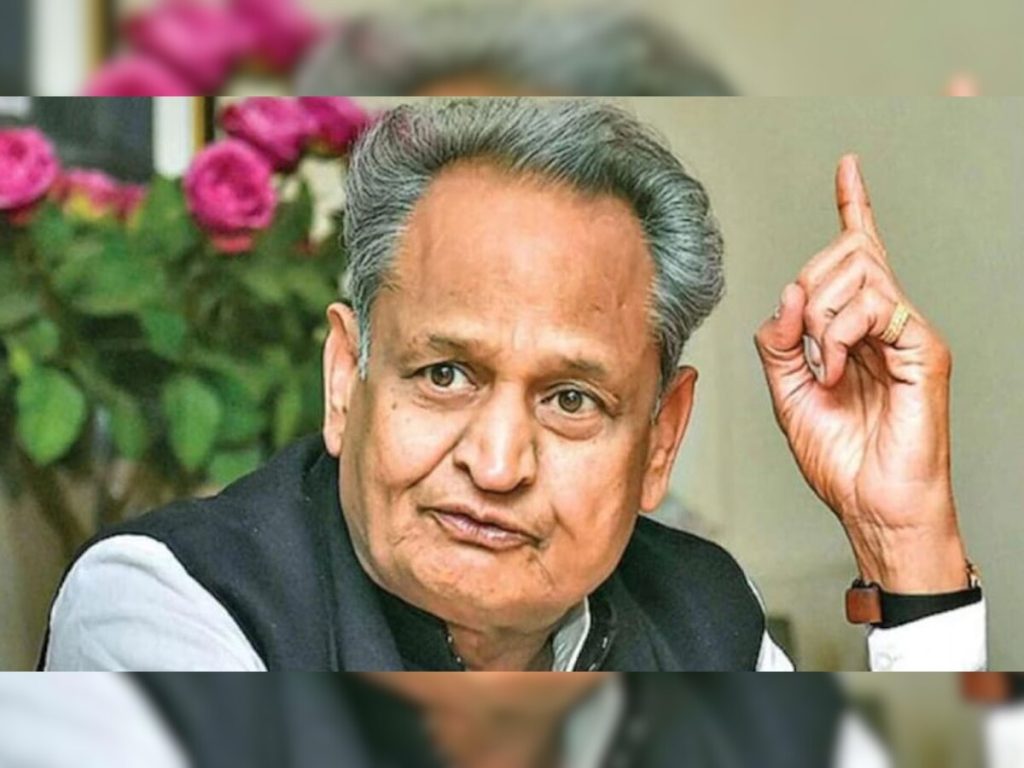 CM की फैन को जिला कलेक्टर ने दिया मोबाइल, एक साल तक फ्री इंटरनेट भी चलेगा