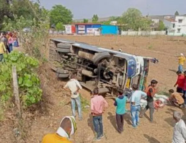 मध्य प्रदेश में देर रात हुए दो बड़े सड़क हादसे, 35 लोग घायल, 3 की मौत