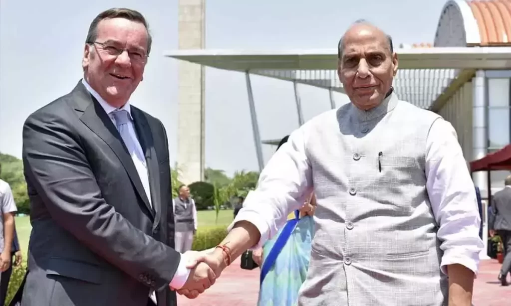 रक्षा मंत्री राजनाथ सिंह और जर्मनी के रक्षा मंत्री ने द्विपक्षीय रक्षा सहयोग और औद्योगिक साझेदारी बढ़ाने के बारे में की बातचीत