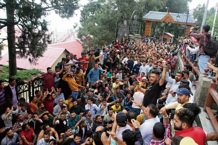 शिमला टैक्सी यूनियन ने उपायुक्त कार्यालय के बाहर किया प्रदर्शन, जमकर नारेबाजी
