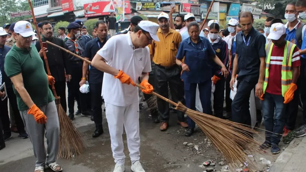 धामी ने सड़क पर झाड़ू लगाकर दिया स्वच्छता संदेश, स्वच्छता सप्ताह के तहत चलाया गया सफाई अभियानधामी ने सड़क पर झाड़ू लगाकर दिया स्वच्छता संदेश, स्वच्छता सप्ताह के तहत चलाया गया सफाई अभियान
