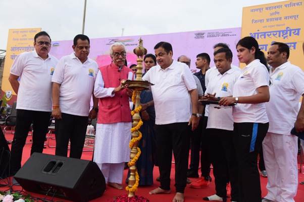 नितिन गडकरी ने नागपुर में अंतर्राष्ट्रीय योग दिवस समारोह का नेतृत्व किया