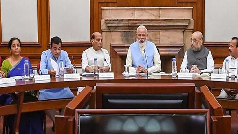 मोदी कैबिनेट में दिख सकता है बड़ा बदलाव, देर रात पीएम के घर बैठक आयोजित