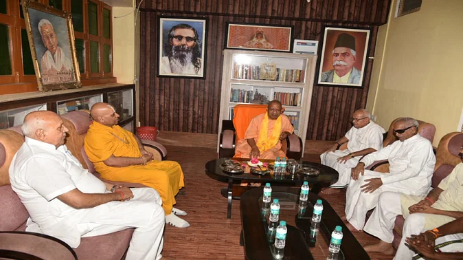 उत्तर प्रदेश के मुख्यमंत्री योगी आदित्यनाथ ने राम जन्मभूमि ट्रस्ट के महासचिव चंपत राय से मुलाकात की