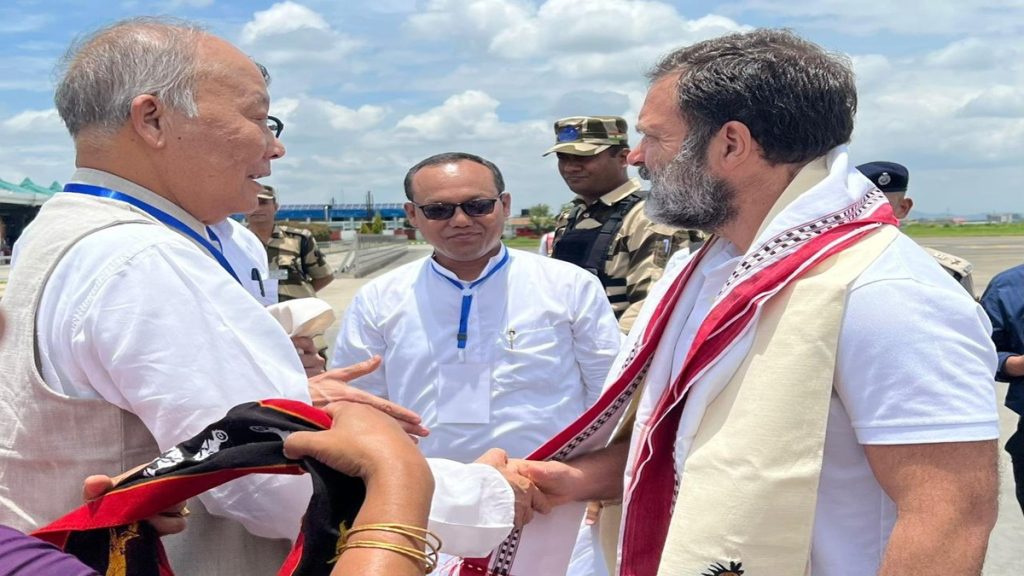 हिंसा प्रभावितों से मिलने राहत कैंपों में जा रहे राहुल गांधी के काफिले को रोककर वापस इंफाल भेजा गया