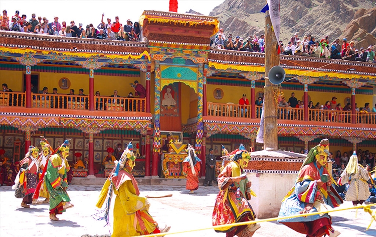 लद्दाख में दो दिनों का वार्षिक हेमिस मठ महोत्सव – हेमिस त्सेचू हर्षोल्लास से मनाया जा रहा है