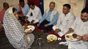 वाराणसी: विदेश मंत्री एस जयशंकर ने दलित बूथ अध्यक्ष सुजाता के घर किया नाश्ता
