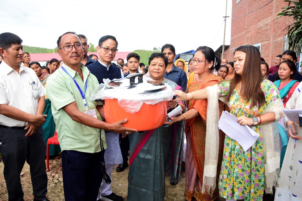 मणिपुर की राज्यपाल अनुसुईया उइके ने इंफाल पूर्व में राहत शिविर का किया दौरा