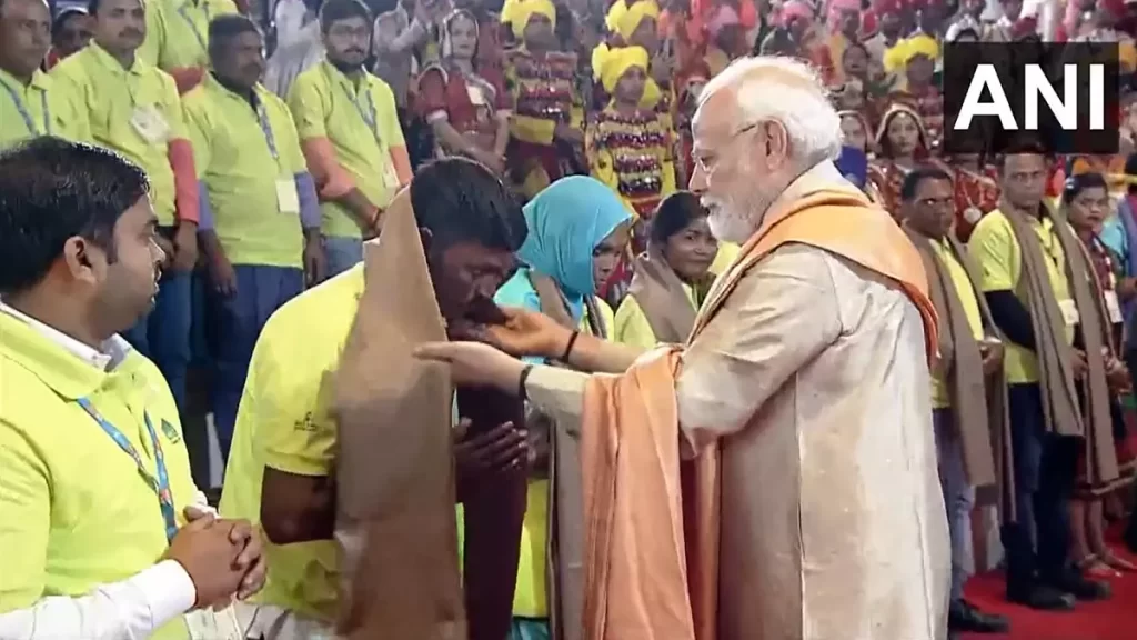 हमने पीएम मोदी को दूर से देखा था, लेकिन आज उनसे साक्षात मुलाकात हुई है, खुशी मिली – सम्मानित श्रमिक