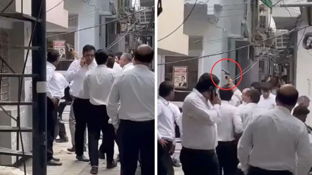 दिल्ली की तीस हजारी कोर्ट परिसर में वकीलों के बीच हुई बहस के बाद चलीं गोलियां
