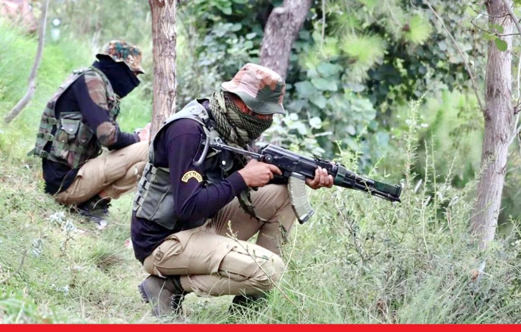 उत्तरी कश्मीर के कुपवाड़ा जिले में नियंत्रण रेखा पर घुसपैठ की कोशिश को नाकाम करते हुए सुरक्षा बलों ने दो आतंकवादियों को मार गिराया